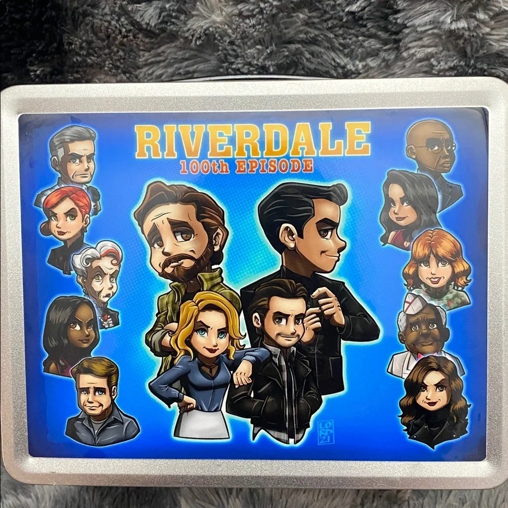 RARE Riverdale 100th Episode Cast
Crew Gift Lunch Box Lord Mesa art
Lunchbox - Picture 10 of 16
